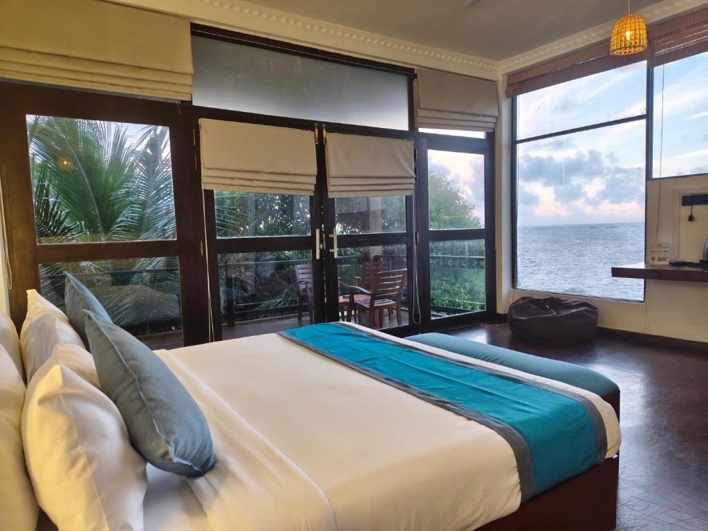 Bedroom opening onto a balcony with a sea outlook